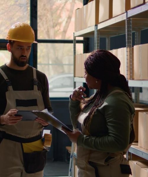 2 workers discussing